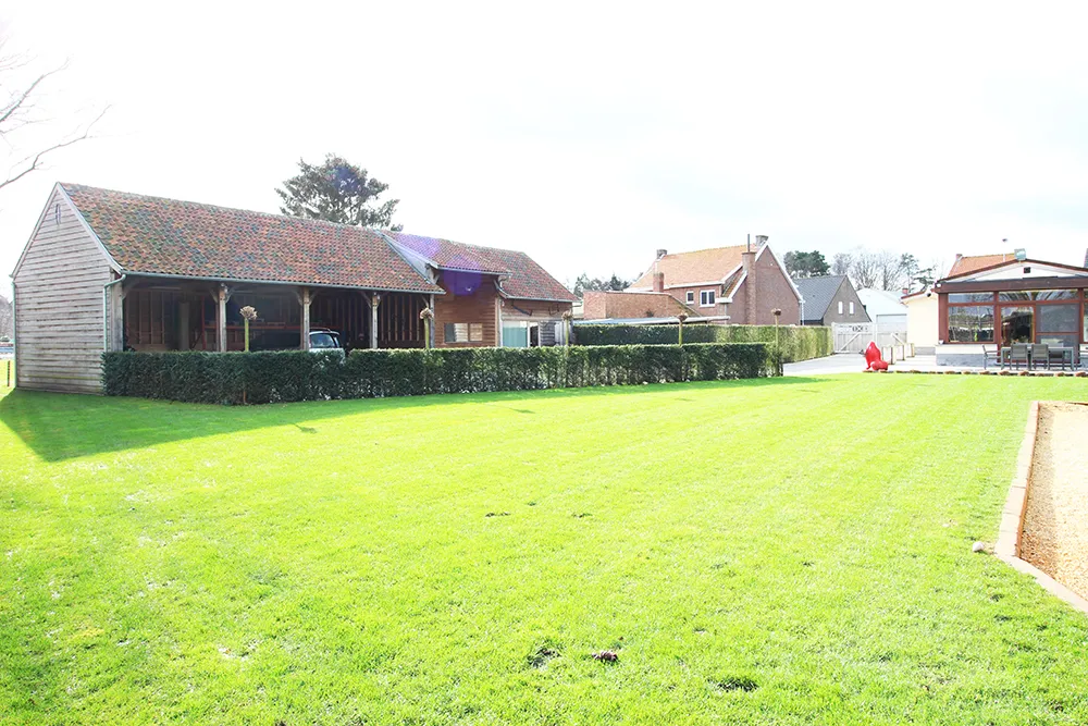 Ruime gezinswoning met atelier / bijgebouw(en)