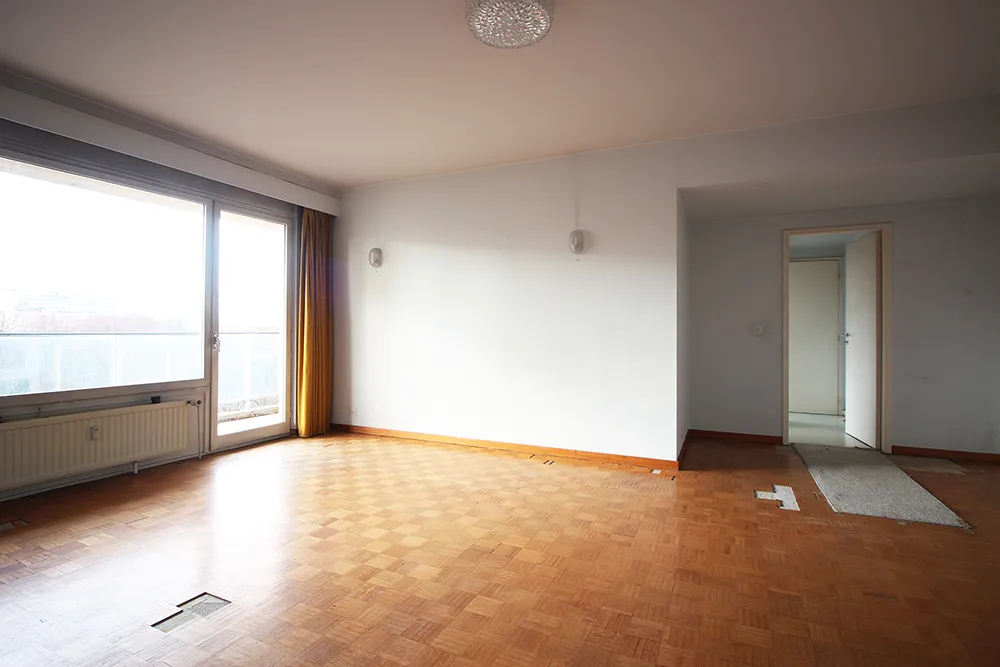 Apartment to be renovated with large terrace0