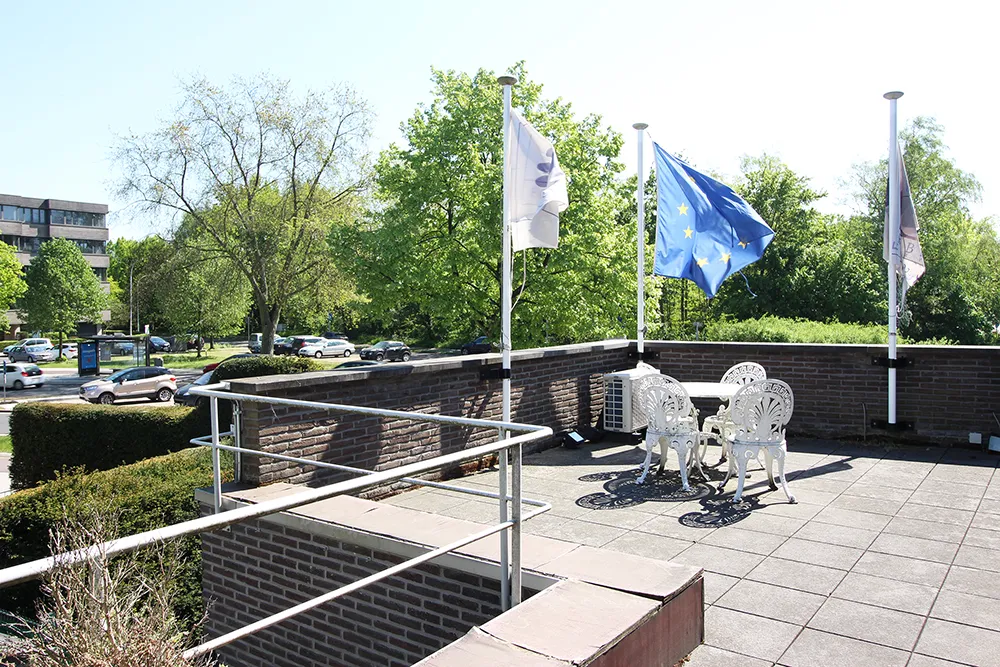 Zéér gunstig gelegen kantoorgebouw met commerciële gelijkvloers