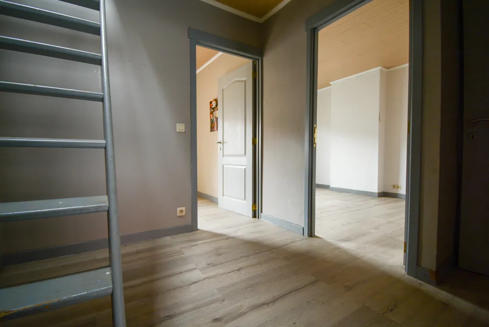 Gebouw met 2 slaapkamerappartement en praktijkruimte