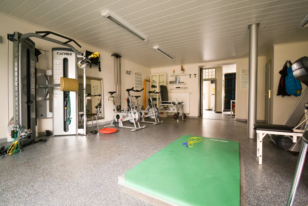 Gebouw met 2 slaapkamerappartement en praktijkruimte