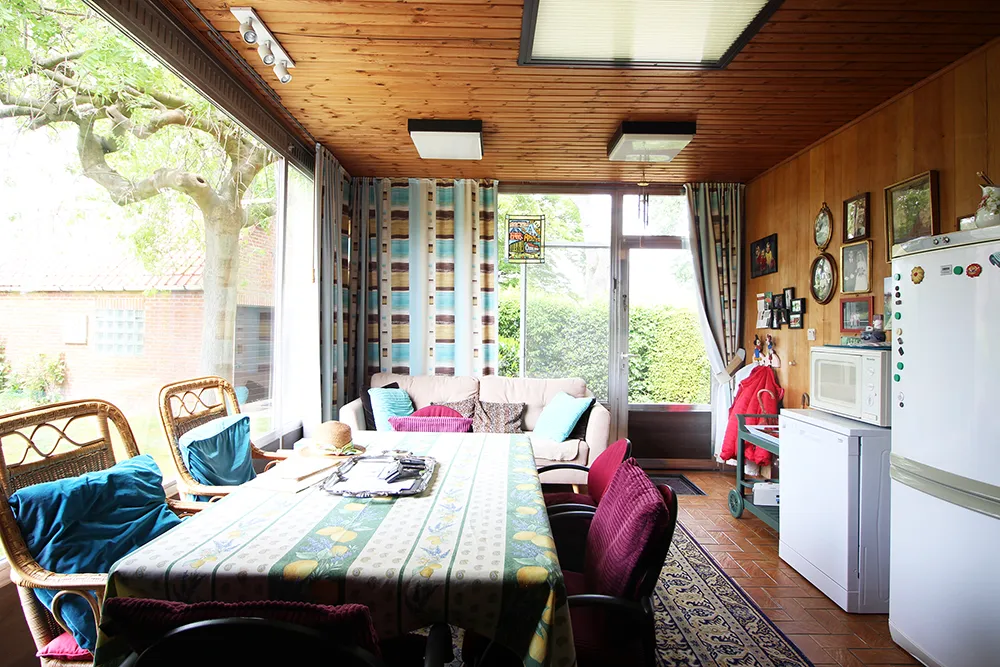 Construction semi-ouverte fusionnée avec une autre maison