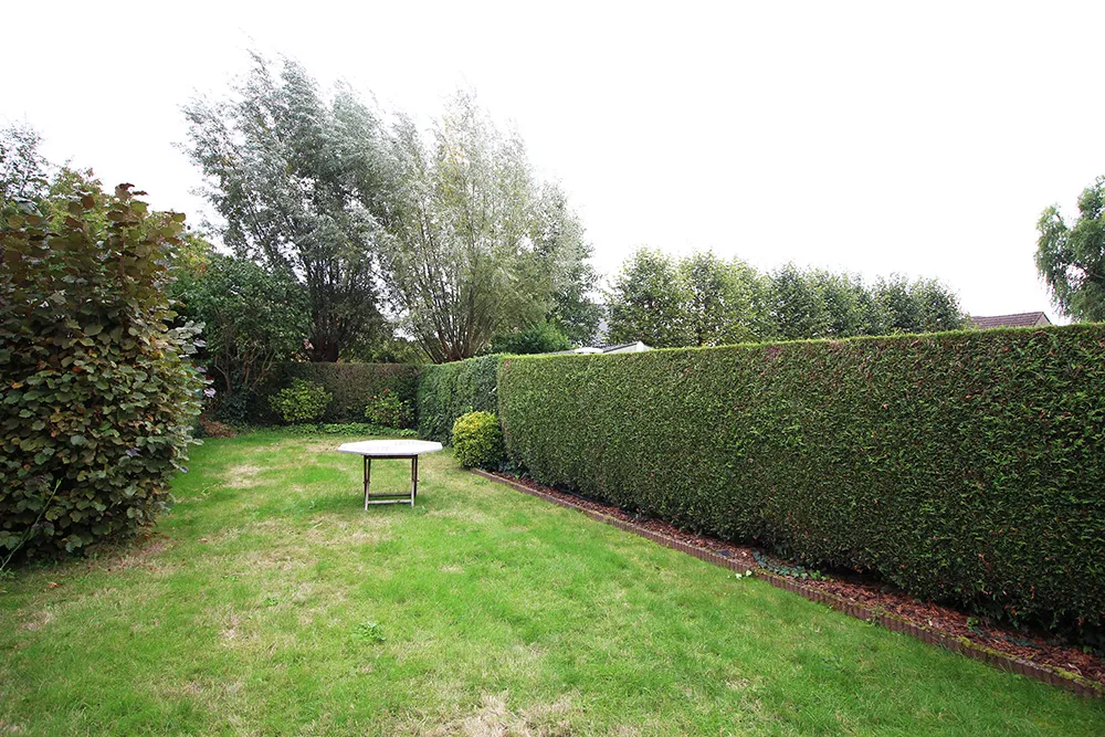 Maison avec beau jardin dans une rue tranquille