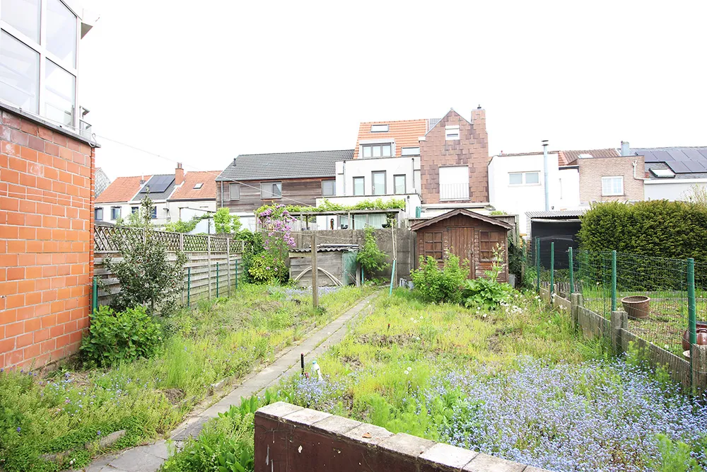 Maison à 3 façades avec garage et jardin sur un bon emplacement