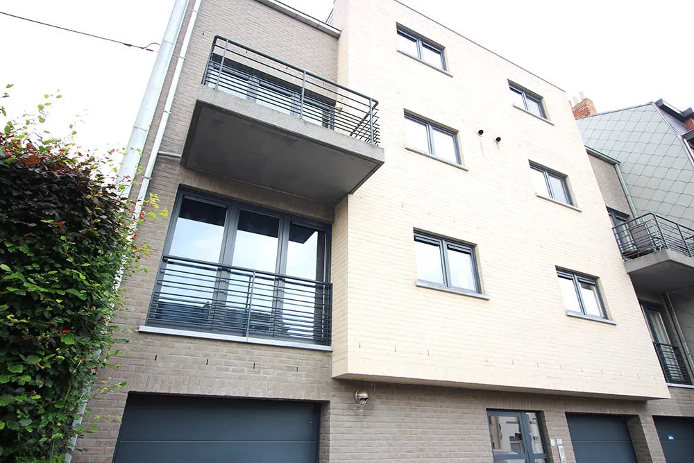 Appartement met ruime tuin en garage 