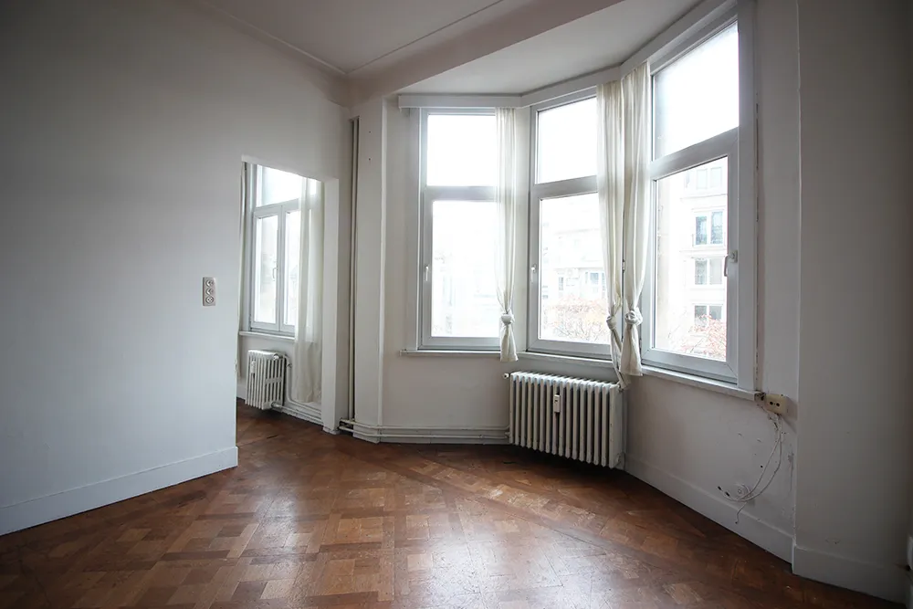 Authentic apartment with high ceilings and parquet flooring0