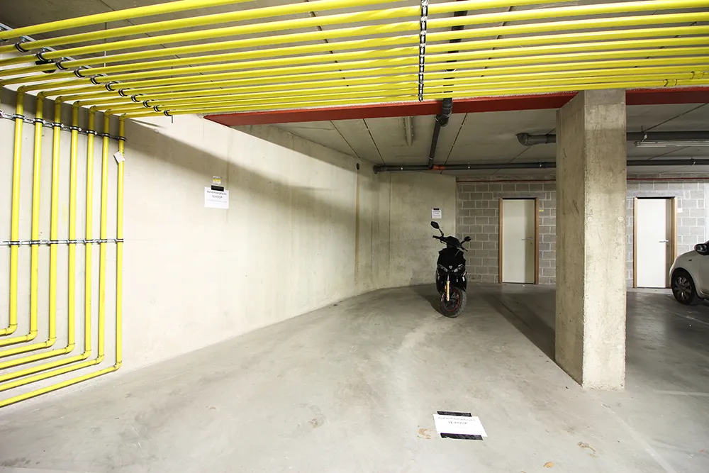  Car parking space in recent building 1