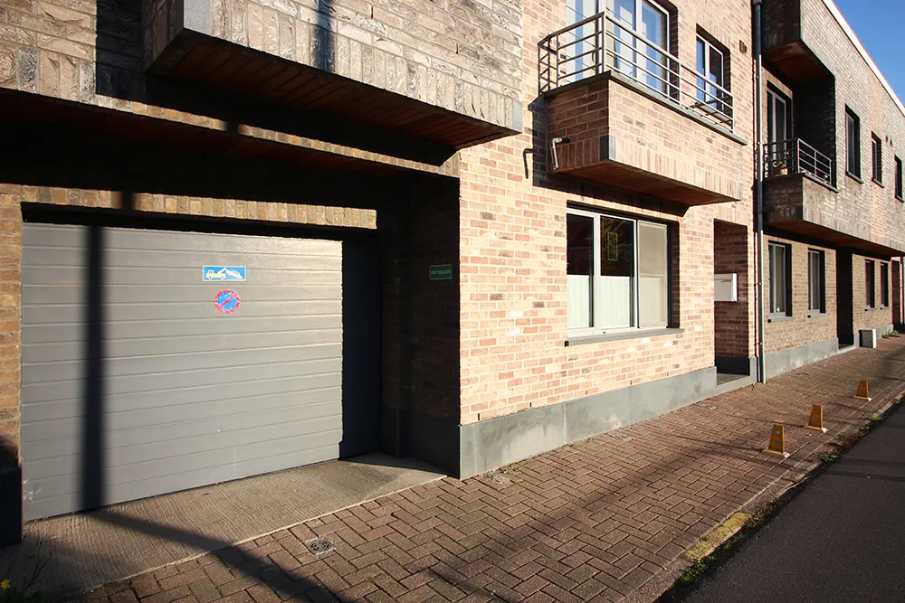  Car parking space in recent building 