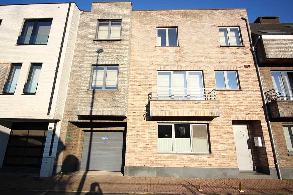  Car parking space in recent building 0