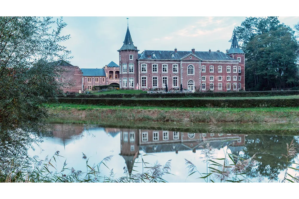 Castle, coach house, gatehouse and vacation house in unique location0