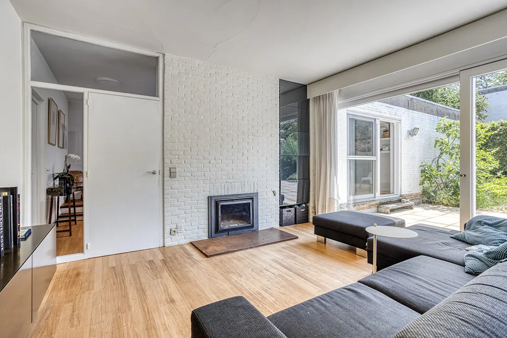 Modernistische villa met zeeën aan licht