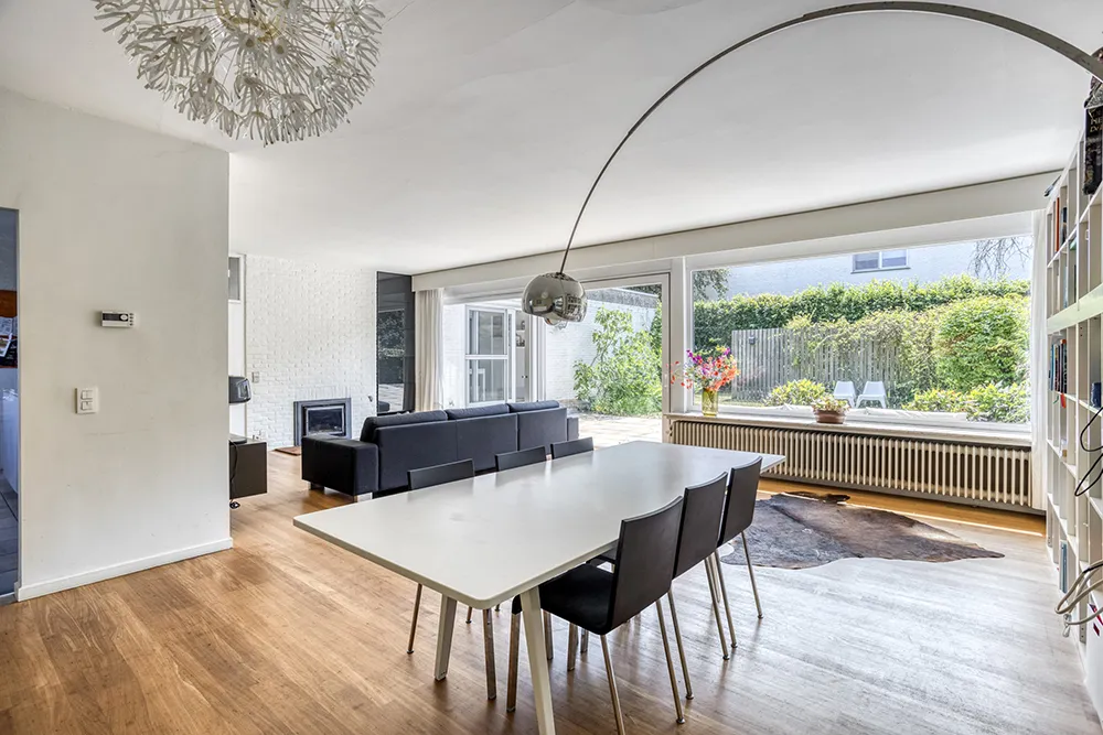 Modernistische villa met zeeën aan licht0
