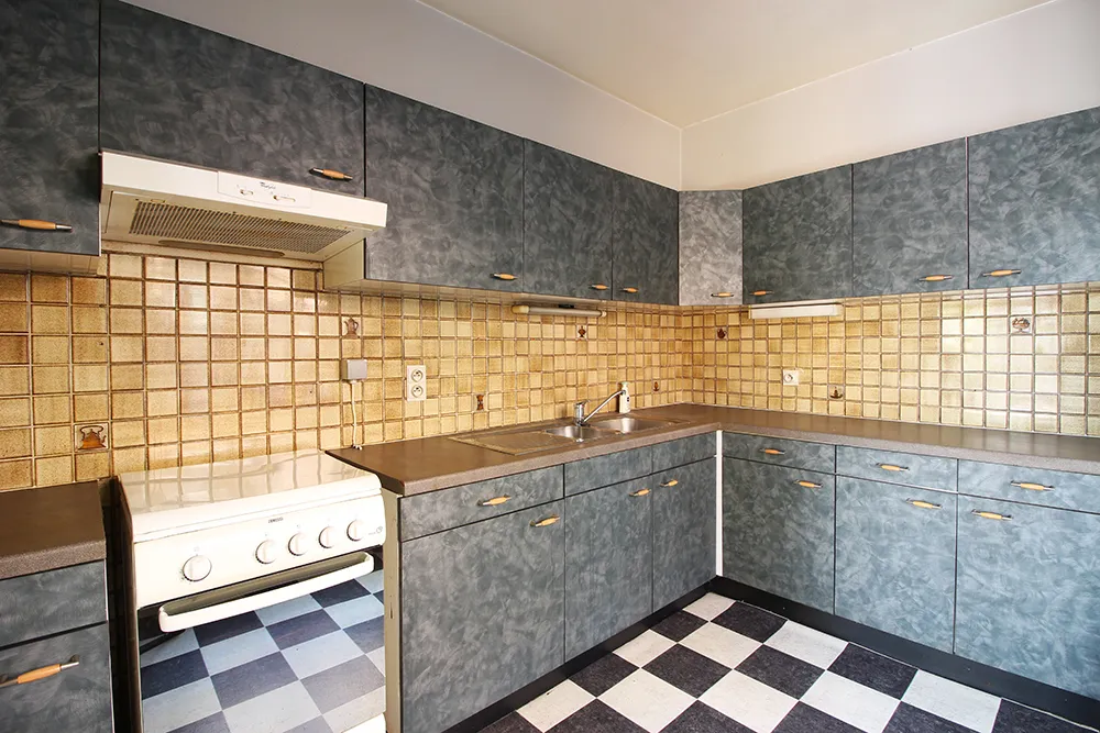 Apartment to be refreshed with large terrace and lots of potential1