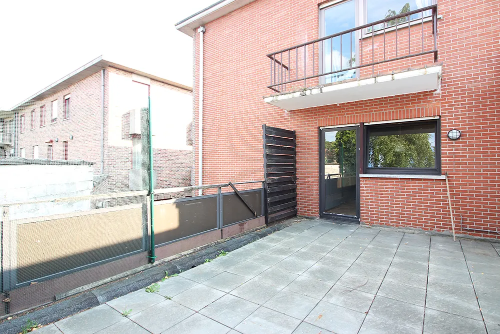 Apartment to be refreshed with large terrace and lots of potential