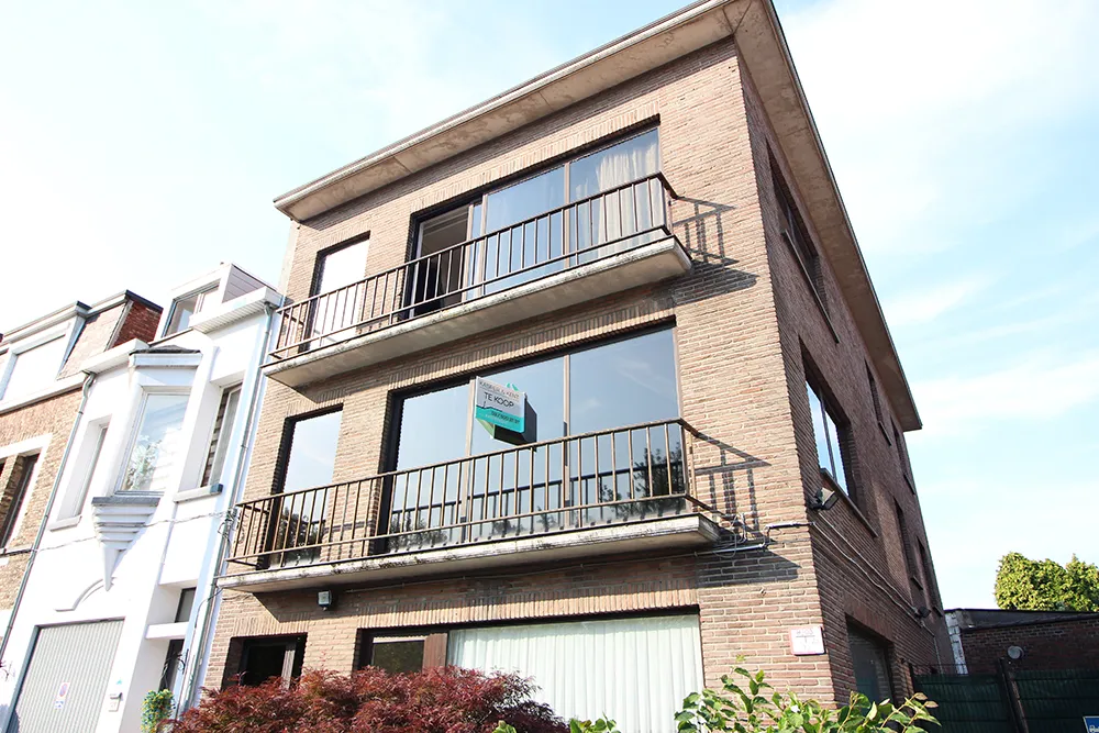 Apartment to be refreshed with large terrace and lots of potential0