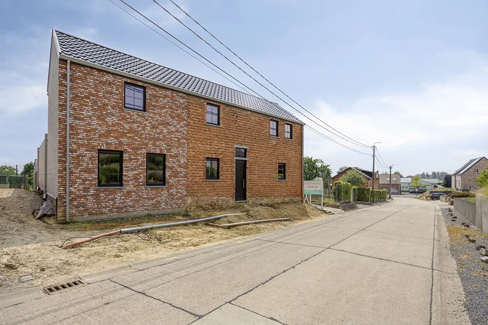 Partially renovated rural home on ± 8 ares 1