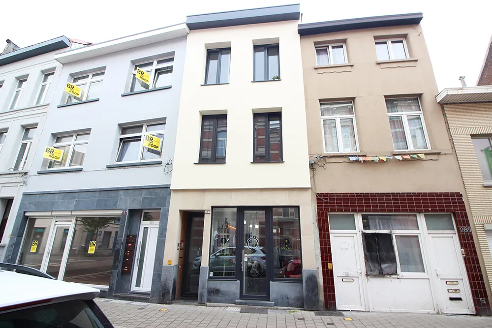 Immeuble commercial avec atelier à un emplacement de choix 0