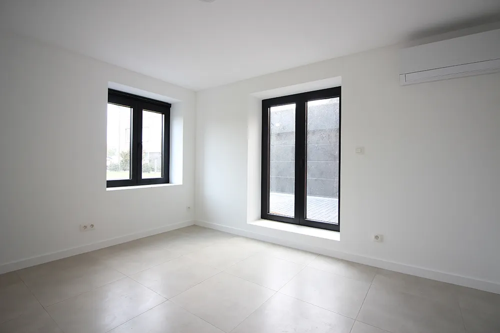 Eigentijds gerenoveerd gelijkvloers appartement