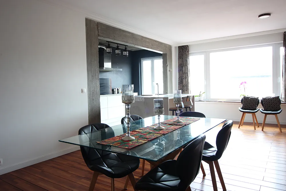 Centrally located, contemporary renovated apartment