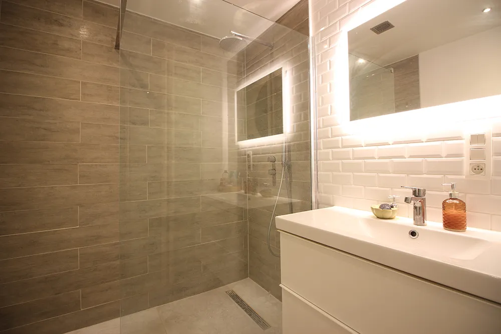 Centrally located, contemporary renovated apartment