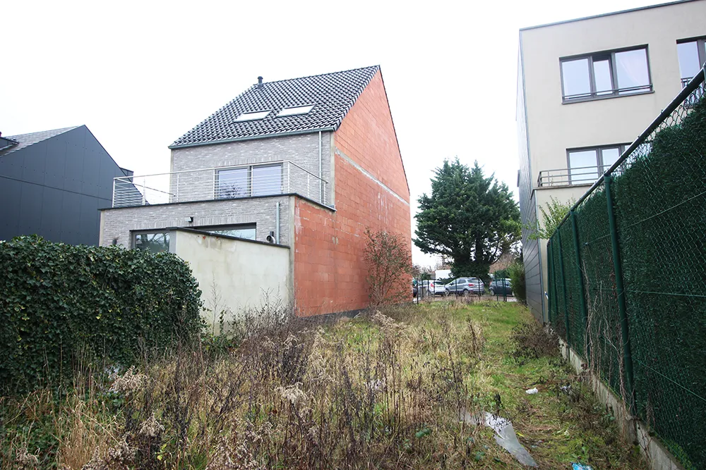 Rustig gelegen bouwgrond met geldige bouwvergunning