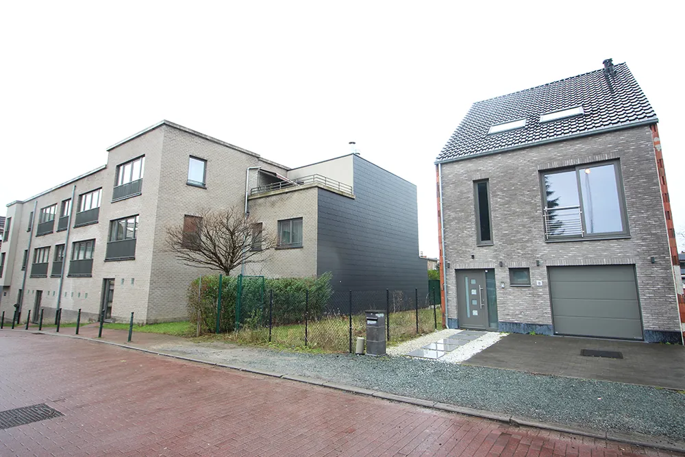 Rustig gelegen bouwgrond met geldige bouwvergunning