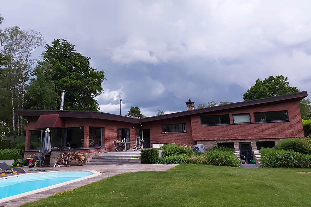 Architecturale villa op 24 are met zwembad