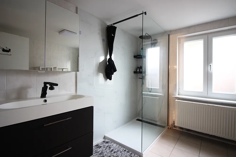 Unieke opbrengstwoning met 2 appartementen - garages, tuinen en parkeerplaatsen 