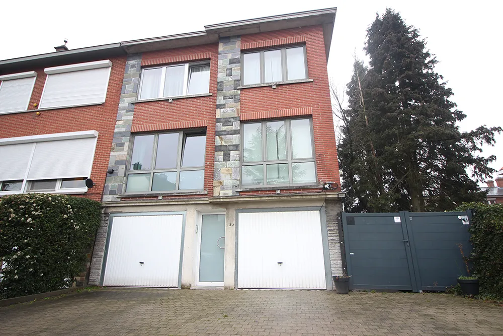 Unieke opbrengstwoning met 2 appartementen - garages, tuinen en parkeerplaatsen 0