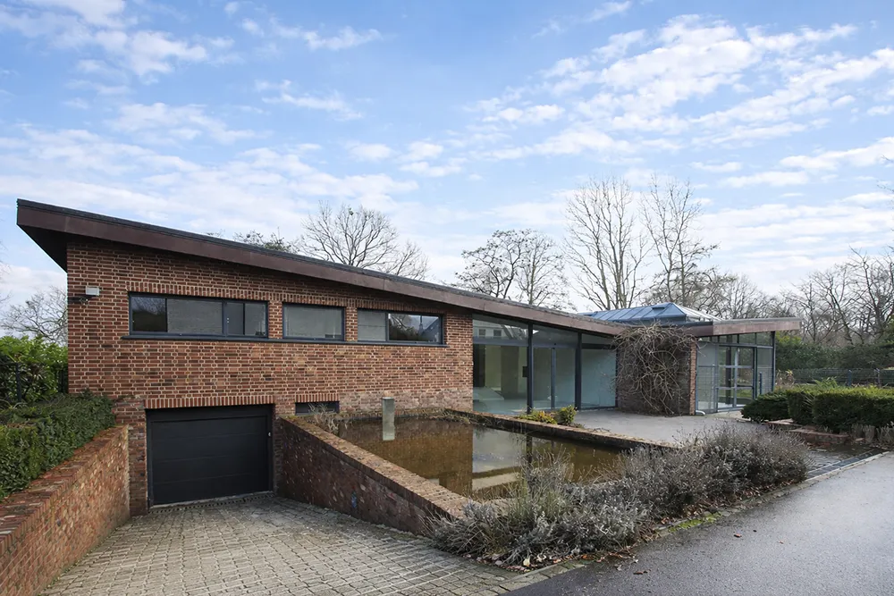 Architectural villa on 24 acres with swimming pool0