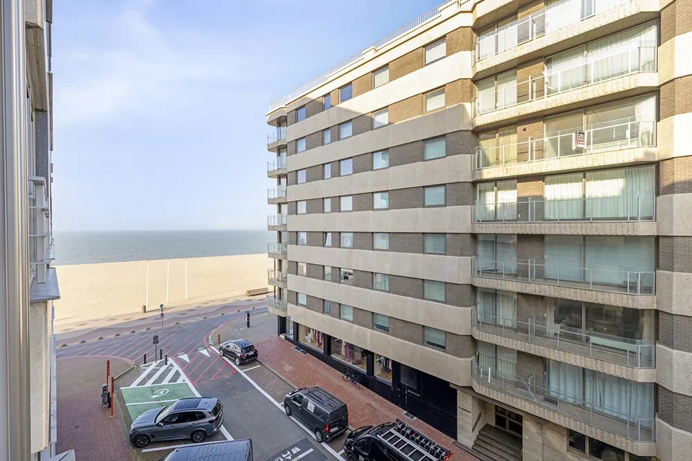 Prachtig, vernieuwd appartement met zijzeezicht