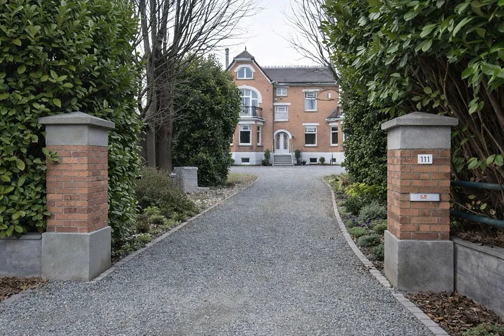 Ruime karaktervolle villa met zwembad, poolhouse en werkplaats1