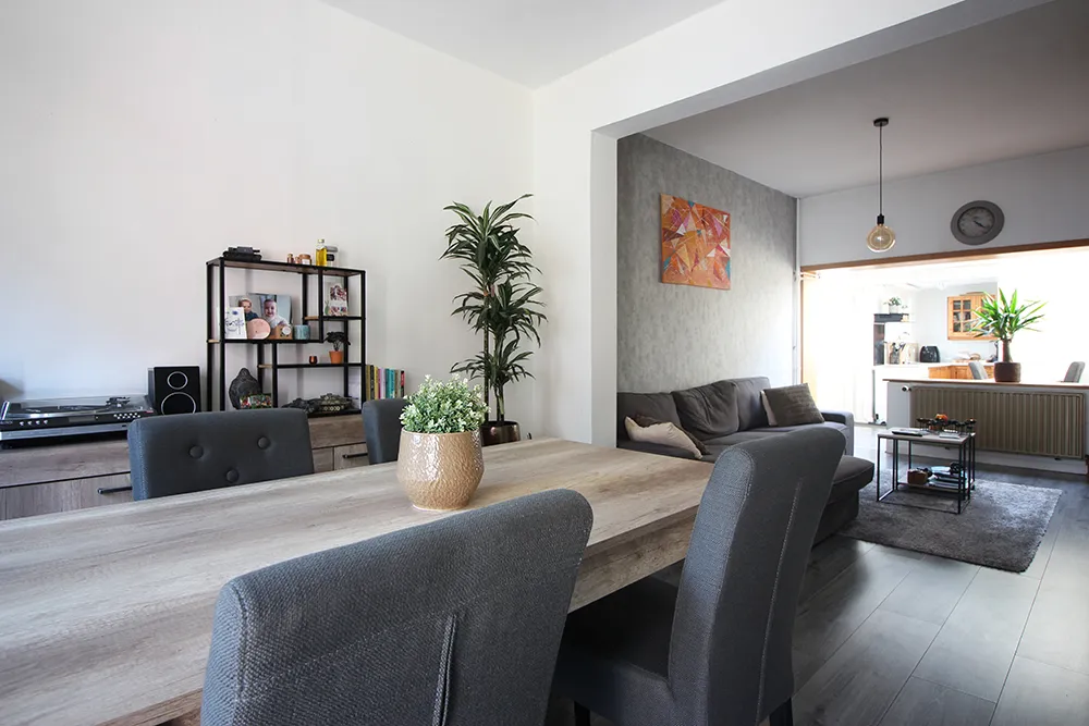 Geheel van 2 woningen met ruime tuin, garage en parkeerplaats