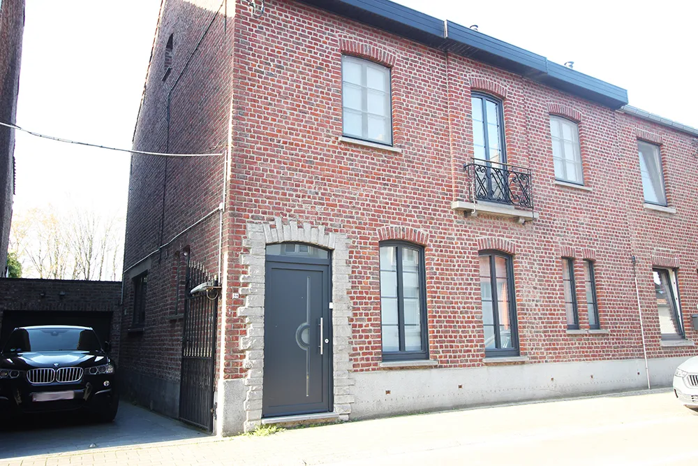 Woning met ruime garage/atelier en aangename tuin0