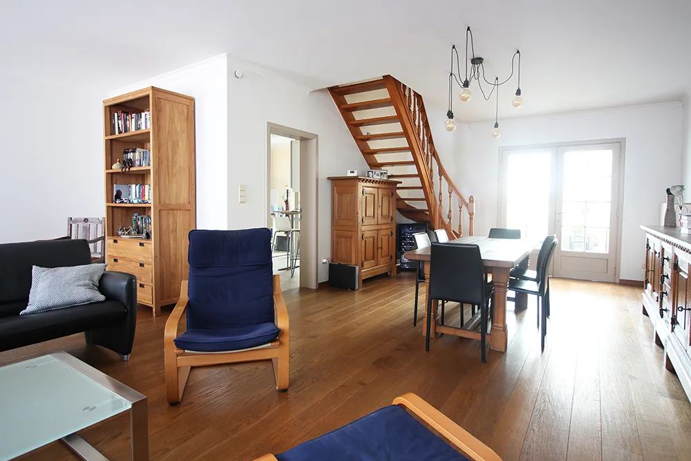 Geheel van 2 woningen met ruime tuin, garage en parkeerplaats