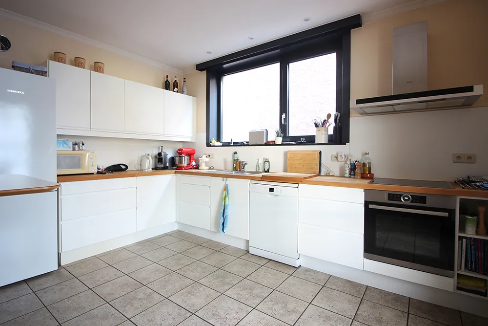 Woning met ruime garage/atelier en aangename tuin