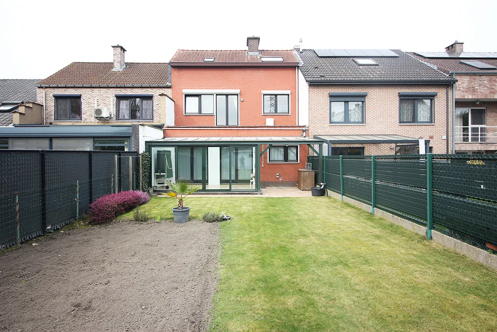 Maison spacieuse avec 5 chambres, garage et jardin dans un quartier agréable