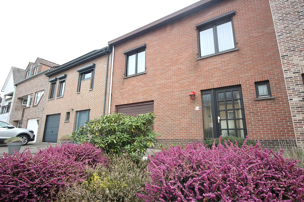 Maison spacieuse avec 5 chambres, garage et jardin dans un quartier agréable1