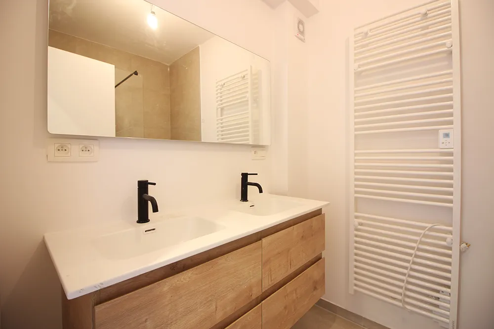 Appartement rénové sur le plan énergétique, comprenant 3 chambres et une terrasse orientée sud