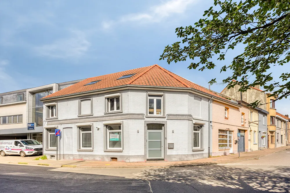 Spacious renovated 3-bedroom home with a large terrace/courtyard 0