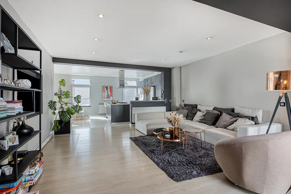 Spacious renovated 3-bedroom home with a large terrace/courtyard 