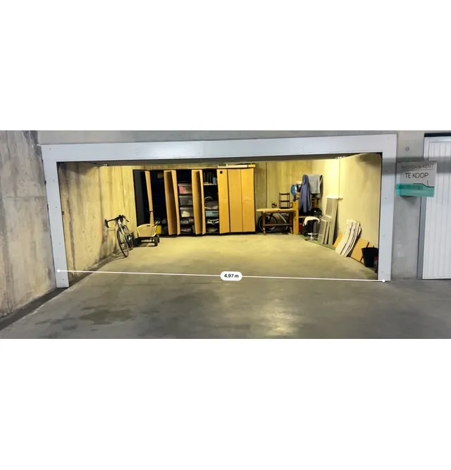 Uitzonderlijk ruime dubbele garagebox 