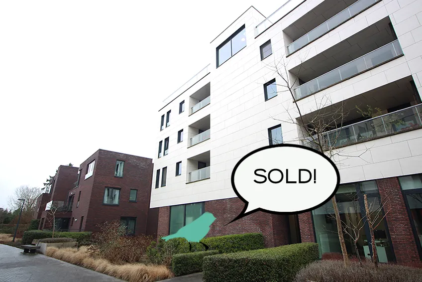 Uiterst centraal gelegen appartement met ruim terras en 2 staanplaatsen0