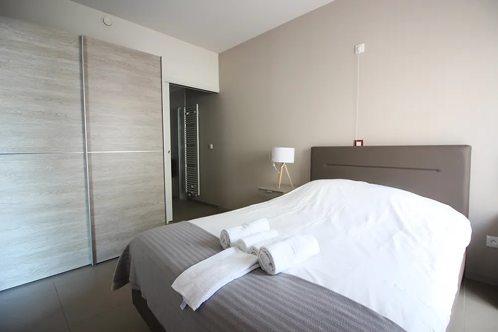 Appartement met terras in een recent gebouw (1.21)