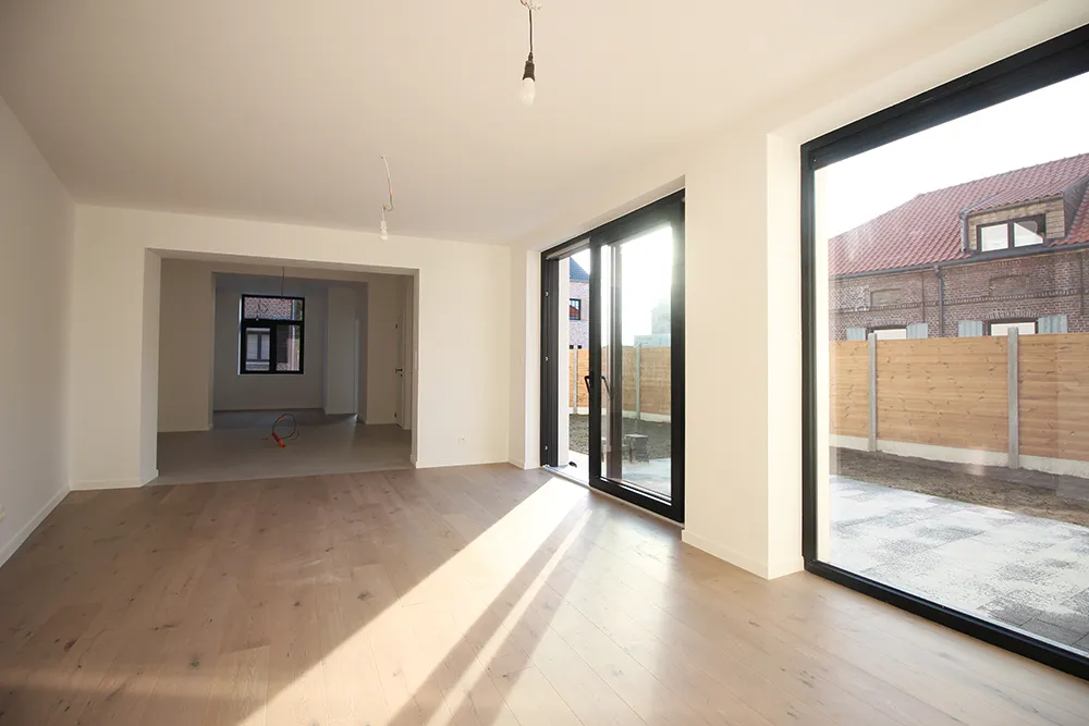 Ruime gerenoveerde woning met dubbele garage0