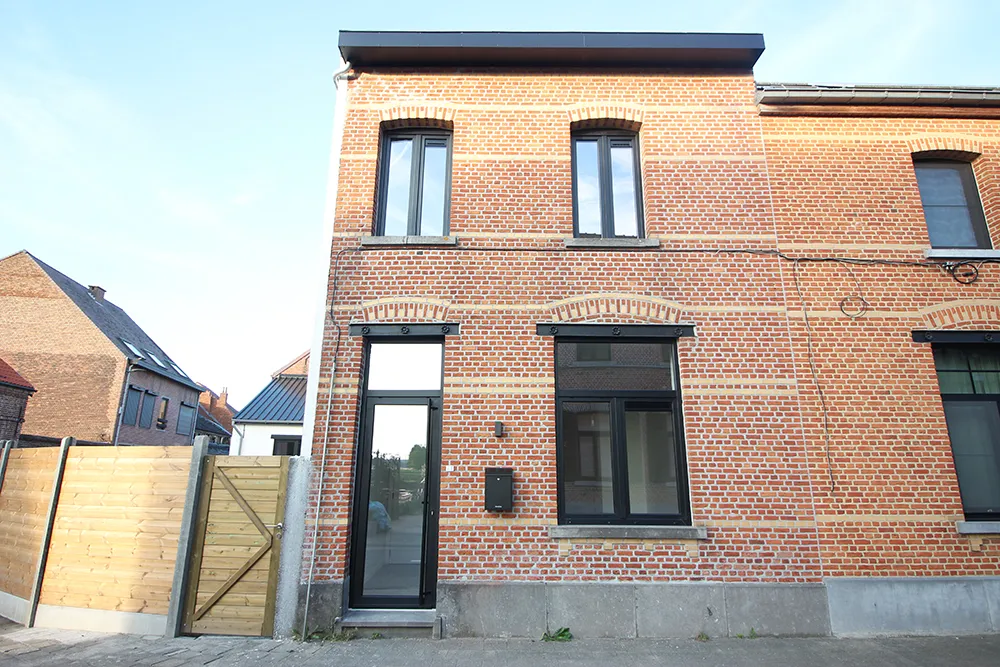 Ruime gerenoveerde woning met dubbele garage1