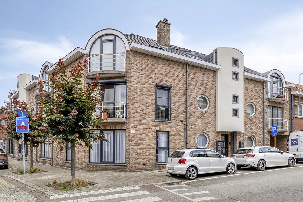 Gelijkvloers 2-slaapkamer appartement met terras + tuintje0