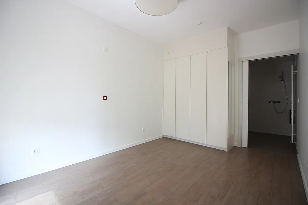 Appartement met 1 slaapkamer en balkon, EPC B — op 350 m van het station & 4 km van de luchthaven