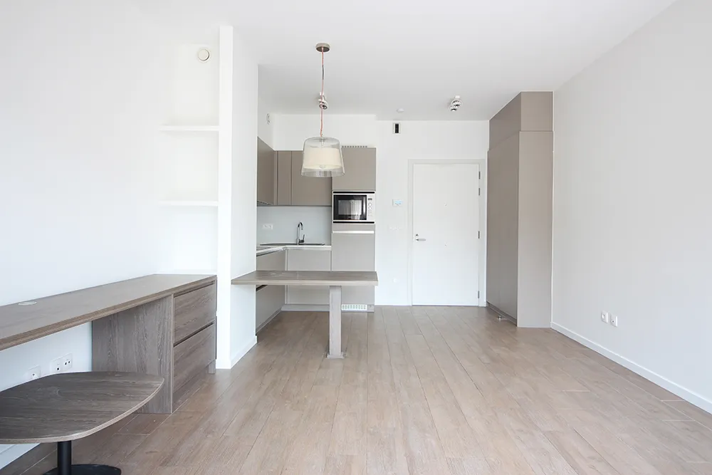 Appartement met 1 slaapkamer en balkon, EPC B — op 350 m van het station & 4 km van de luchthaven0