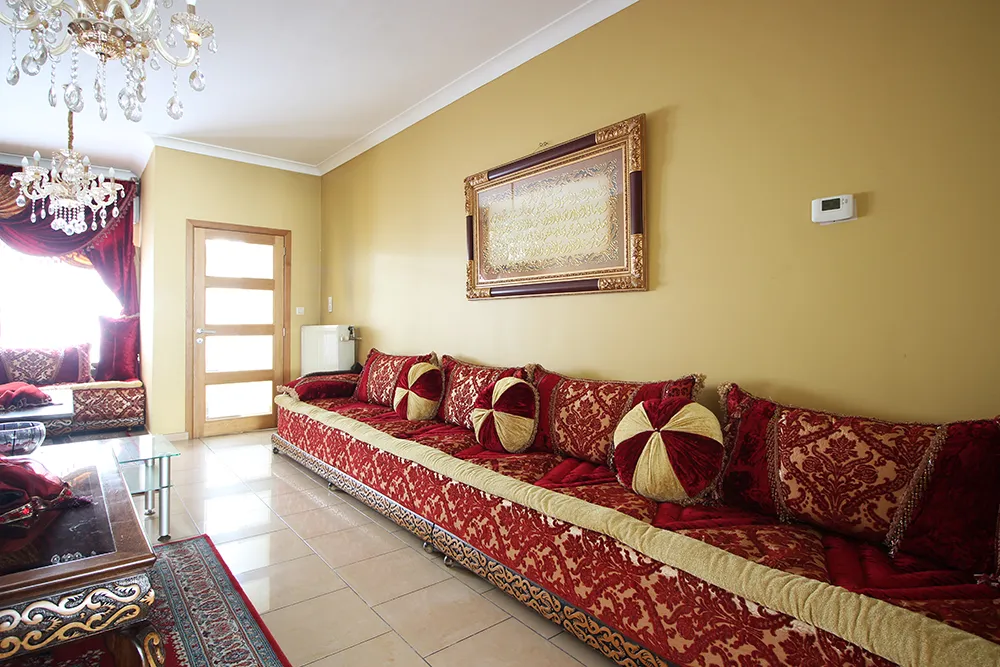 Spacious 5-bedroom home with garden and garage1